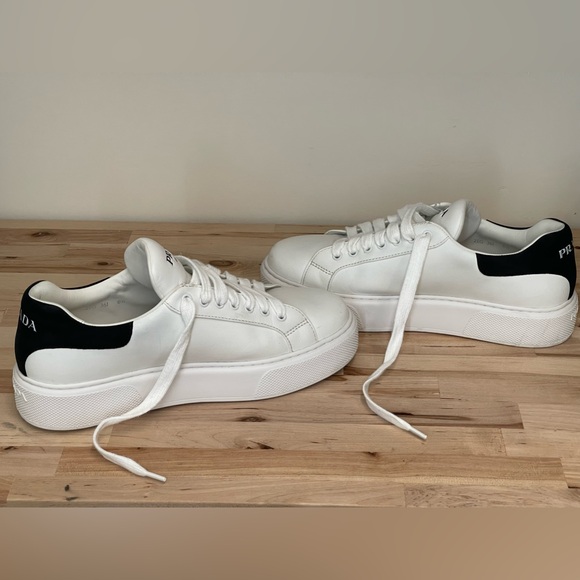 Prada 9/10 - Picture 3 of 6